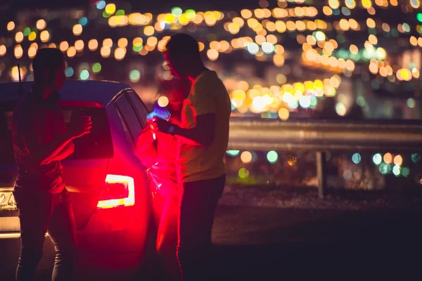 Mensen 's nachts op de snelweg — Stockfoto