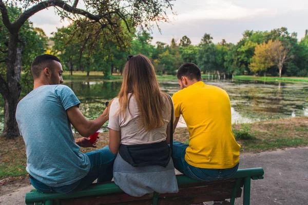 Amigos no parque olhando atrás deles — Fotografia de Stock