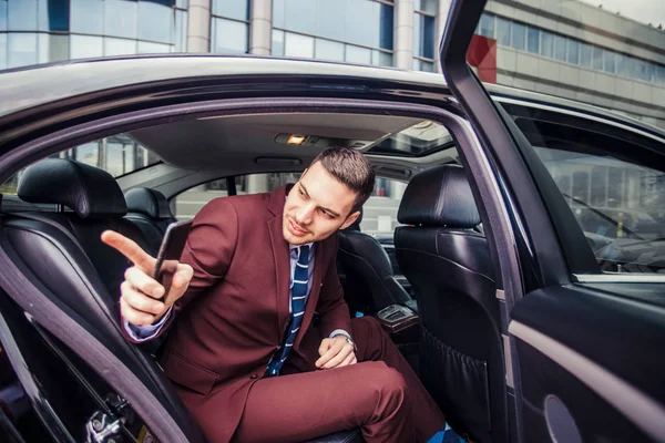 Empresario saliendo de su coche — Foto de Stock