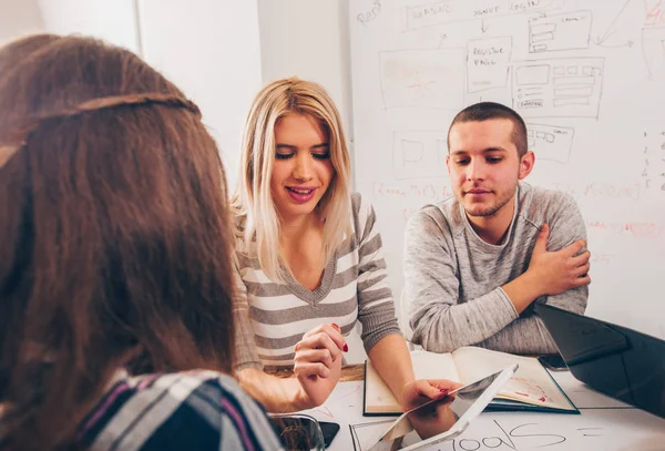 Personas adultas sentadas en la oficina — Foto de Stock