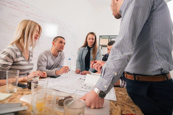 Gruppen av unga företagare planerar och diskutera hur de bör — Stockfoto