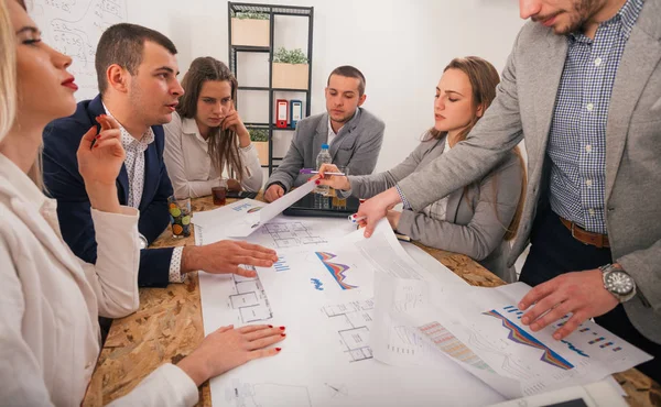 Gruppo di imprenditori e imprenditori che hanno un incontro di trattativa — Foto Stock