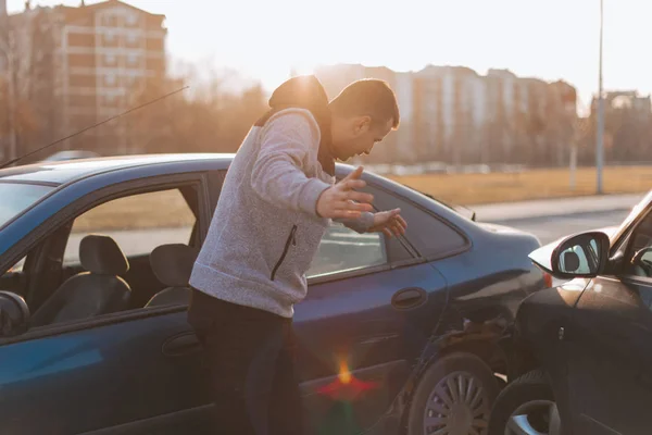 Épave de voiture par une journée ensoleillée — Photo