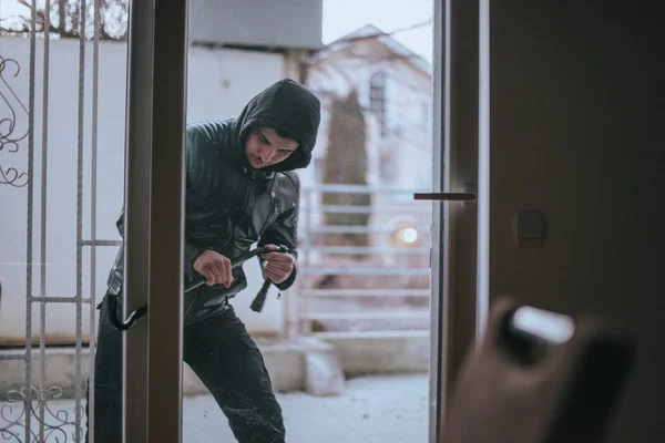 Burglary man breakeing in the apartment — Stock Photo, Image