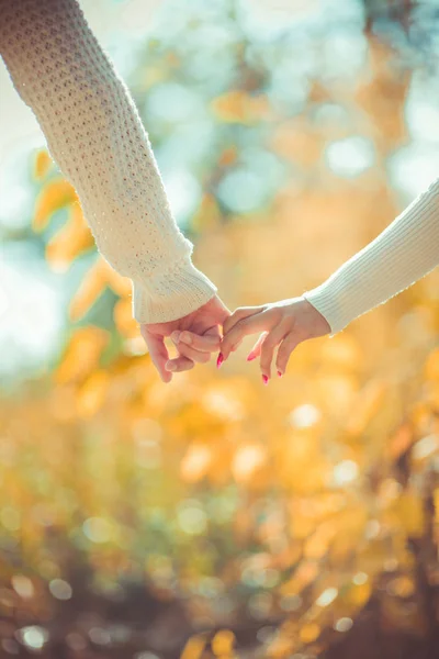 Vrouw en man houden handen samen — Stockfoto