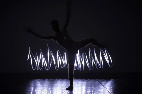 Modern Dance Wykonawca Taniec Neonowym Światłem Niebieskim Podczas Dokonywania Łaskawy — Zdjęcie stockowe