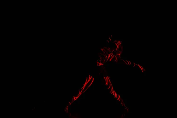 Ballet danseur dansant devant et lumière rouge tout en exprimant — Photo