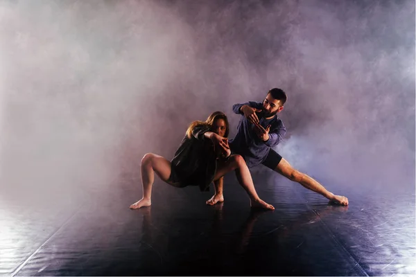 现代舞蹈夫妇扭动他们的腿和伦斯近利 — 图库照片