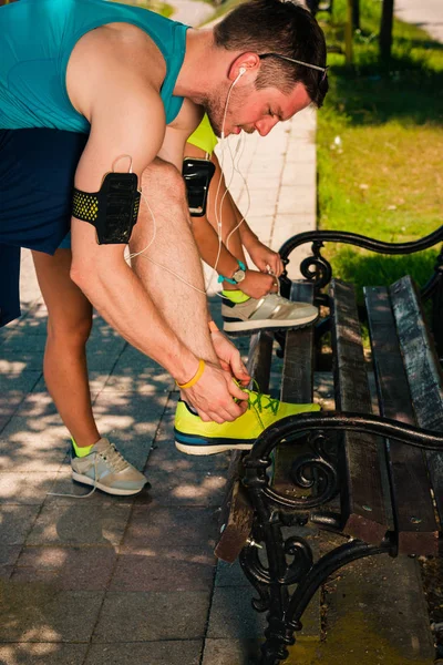 Casal correndo na natureza de verão, alongamento, amarrando sapatos — Fotografia de Stock