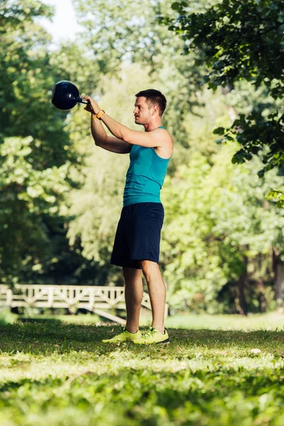 Koncentrált Fiatal Sportoló Gazdaság Nehézfém Kettlebell — Stock Fotó