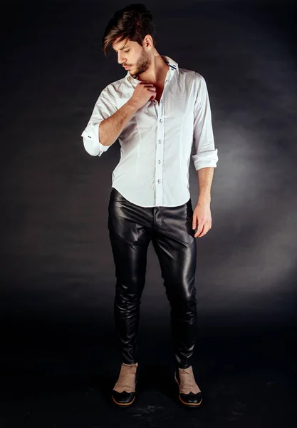 Μόδα αρσενικό μοντέλο φαίνεται σοβαρό, ενώ στέκεται σε ένα μαύρο BAC — Φωτογραφία Αρχείου