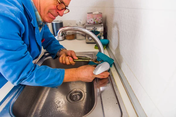 Handyman mutfak musluk sabitleme — Stok fotoğraf