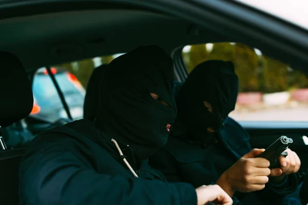 Κλέφτες τραπεζών που βάζουν τη μάσκα τους προετοιμασμένες να κάνουν την επόμενη ληστεία τους. — Φωτογραφία Αρχείου