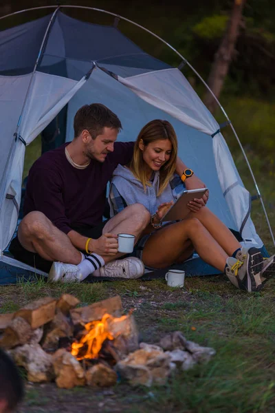 Pareja joven tomando café, disfrutando de la vista a la montaña y che — Foto de Stock