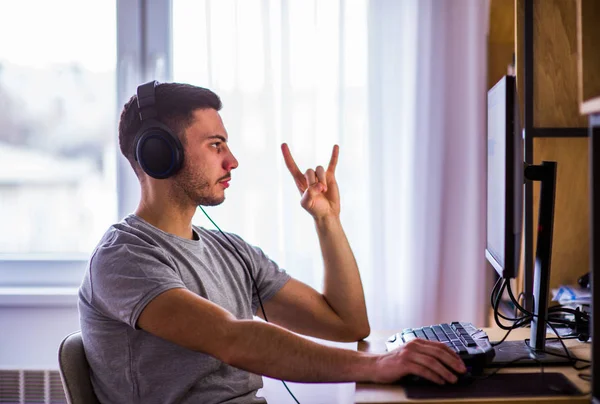 Bilgisayar oyunları oynarken kulaklıklar ile genç adam fotoğrafı — Stok fotoğraf
