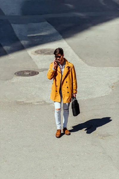 Genç adam şehir meydanında mobil konuşuyor — Stok fotoğraf