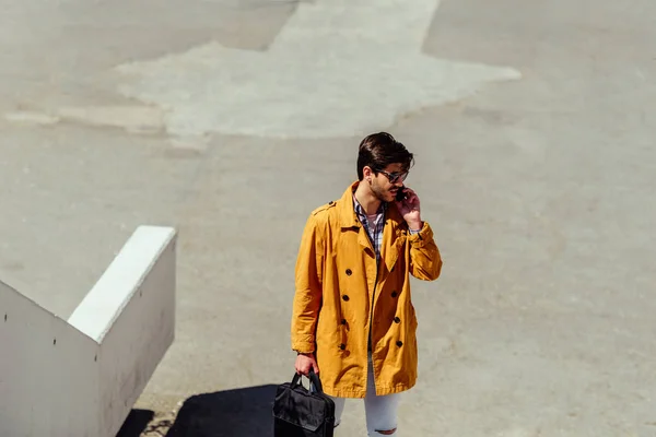 Fashionable businessman using mobile outdoors — Stock Photo, Image