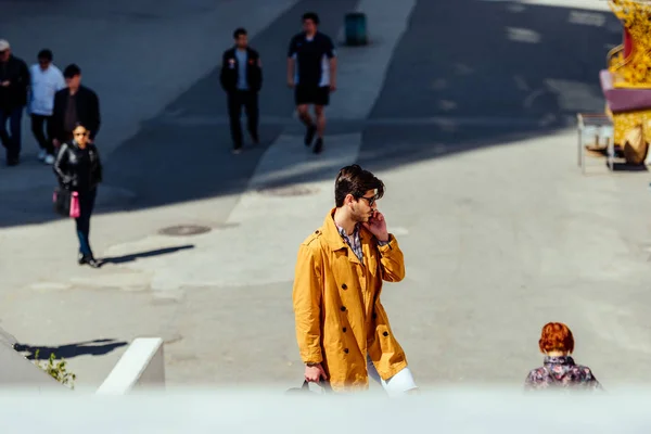 Beau homme d'affaires marchant dans la rue — Photo