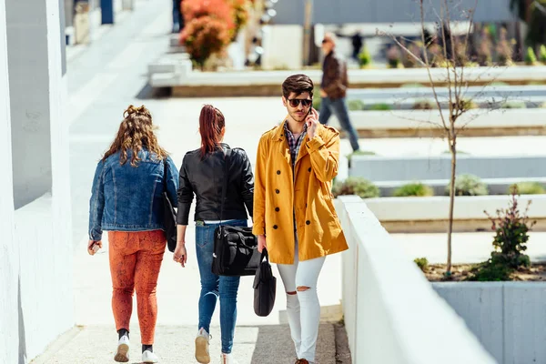 Módní obchodník využívající mobilní venkovní — Stock fotografie