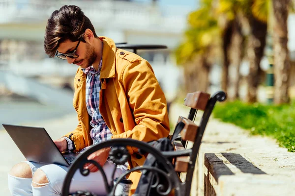 Modemann mit seinem Laptop genießt den schönen Frühlingstag — Stockfoto