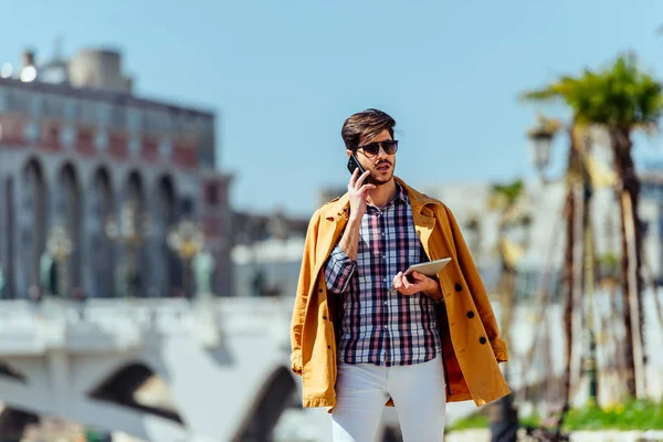 Urbano cara vestindo roupas elegantes falando no telefone — Fotografia de Stock