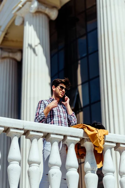 Akıllı telefon kullanarak şık giyim giyen kentsel adam — Stok fotoğraf