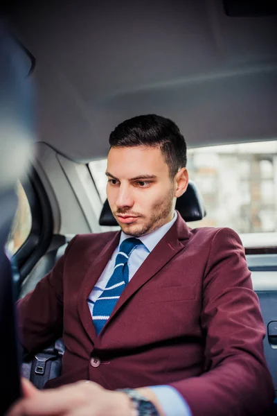 Hombre de negocios urbano usando una falda en el coche — Foto de Stock