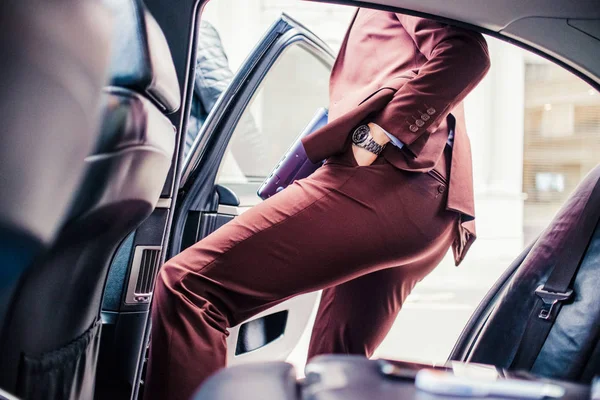 Jovem empresário em assentos traseiros no carro — Fotografia de Stock