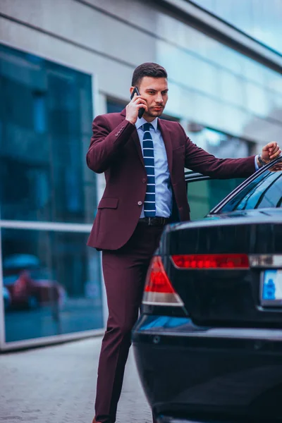 Empresário (Empresário) de pé em uma área urbana e vestindo — Fotografia de Stock