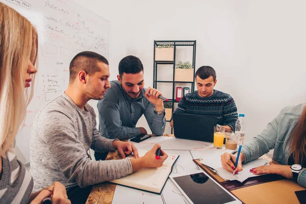 Jóvenes líderes en la oficina — Foto de Stock