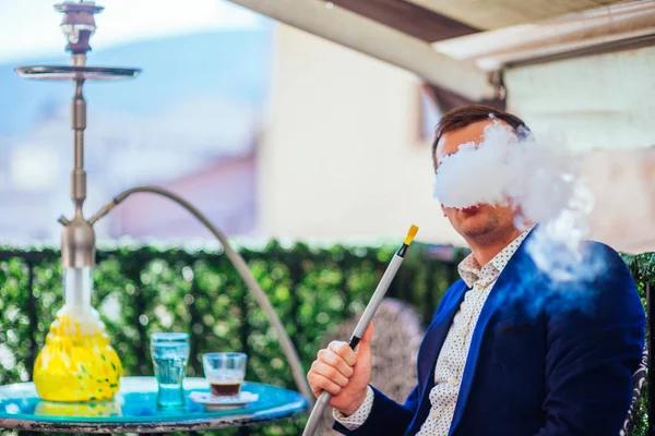 Красивий підприємець з волоссям на обличчі курить шишу (зазвичай ) — стокове фото