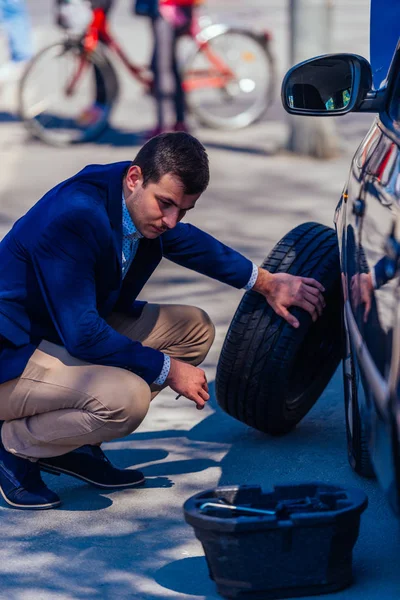 Formálně oblečený gentleman na modrém blaženém se mění t — Stock fotografie