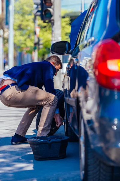 Een formeel geklede gentleman die een blauwe blazer draagt, verandert t — Stockfoto