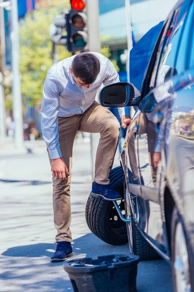 Een zweterige vermoeide jonge ondernemer veegt het zweet af van zijn fo — Stockfoto