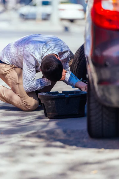 En stark affärsman böjer knät medan han försöker ändra sig. — Stockfoto