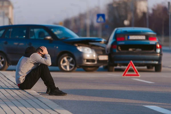 Sad man efter bil olycka — Stockfoto