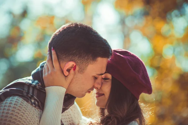 Pretty couple exchanges tenderness in the park — Stock Photo, Image