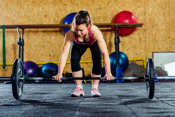 Chica de entrenamiento en el gimnasio — Foto de Stock