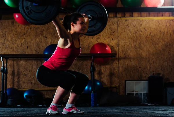 Fitness menina levantando barbell — Fotografia de Stock