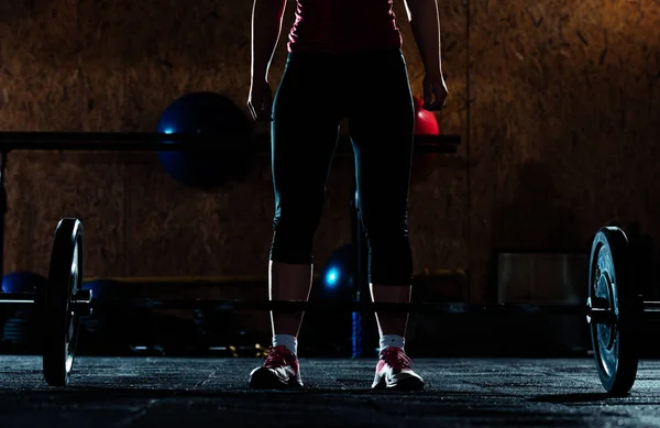 Mujer haciendo ejercicio en el gimnasio — Foto de Stock