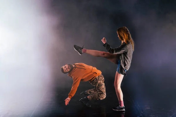 Danza coppia mostra le loro mosse la ragazza sta gettando la gamba — Foto Stock