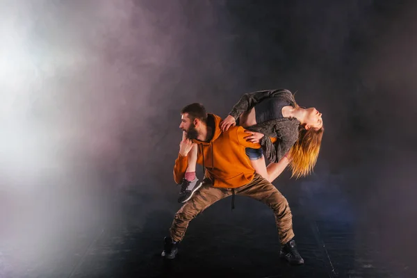 Forte ballerino maschile e un'elegante ballerina eseguono un exoti — Foto Stock