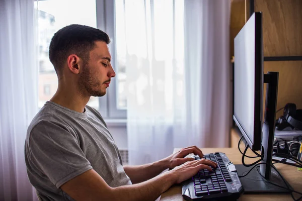 Kaukasischer Mann benutzt PC-Desktop — Stockfoto