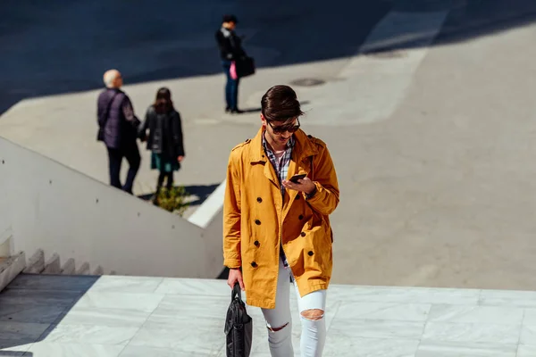 Homem elegante com pasta andando no lugar urbano — Fotografia de Stock