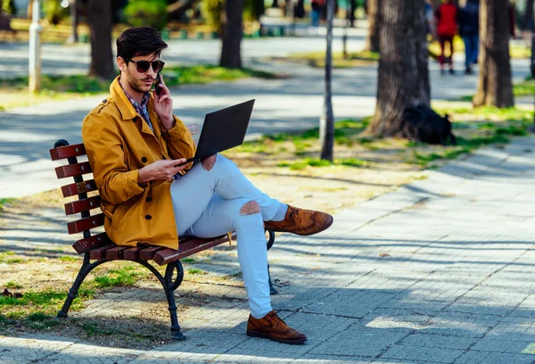 Mann unterhält sich während der Arbeit am Laptop in der gleichen Weise — Stockfoto