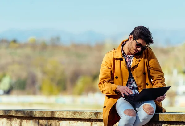 Mann unterhält sich während der Arbeit am Laptop in der gleichen Weise — Stockfoto