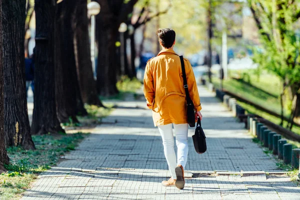 Hombre de negocios urbano con maletín caminando por el parque — Foto de Stock
