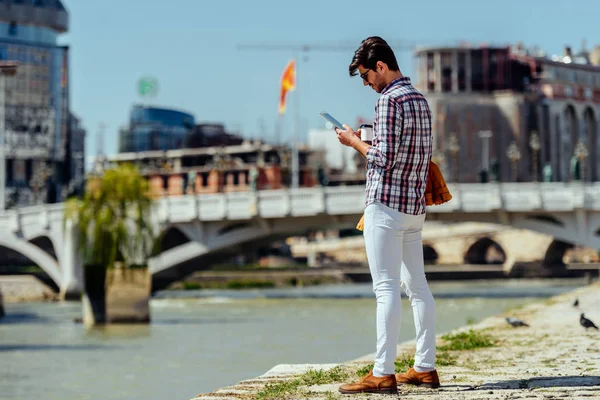 Επιχειρηματίας στέκεται έξω από το ποτάμι — Φωτογραφία Αρχείου