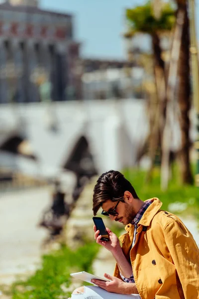 Wesoły biznesmen rozmowy na telefon komórkowy — Zdjęcie stockowe