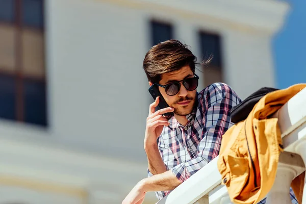 Şehirli işadamı mobil açık havada konuşuyor — Stok fotoğraf